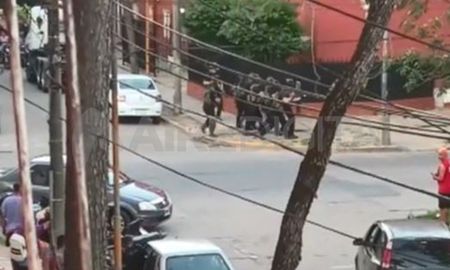 Así dispersaba la policía los enfrentamientos entre hinchas de Las Flores y de Defensores de Alto Verde. Así dispersaba la policía los enfrentamientos entre hinchas de Las Flores y de Defensores de Alto Verde.