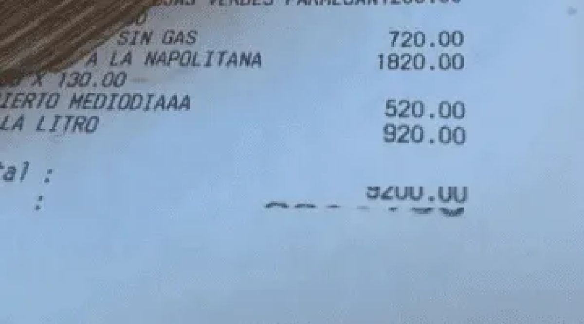 Fue a cenar y tuvo que usar un grueso fajo de billetes en pesos para pagar: Estamos como Venezuela o peor