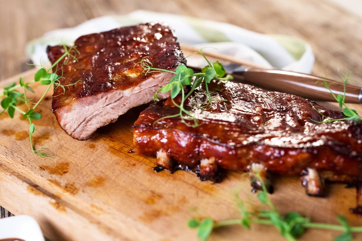 La salsa BBQ es perfecta para bañar costillas o cualquier corte de carne que estés cocinando. La salsa BBQ es perfecta para bañar costillas o cualquier corte de carne que estés cocinando.