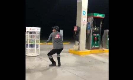 Un empleado de una estación de servicio carga gasolina bailando y se vuelve viral en las redes sociales. Un empleado de una estación de servicio carga gasolina bailando y se vuelve viral en las redes sociales.