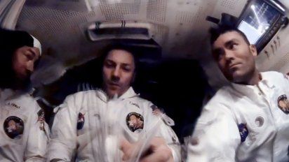 Los astronautas del Apolo 13, Lovell, Swigert y Haise sentados juntos mientras se preparan para el reingreso en la atmósfera terrestre.