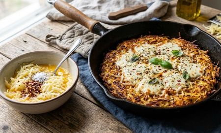 La pizza de papa rallada se volvió una de las recetas más buscadas por su simpleza, economía y su base crocante cocinada directamente en sartén. La pizza de papa rallada se volvió una de las recetas más buscadas por su simpleza, economía y su base crocante cocinada directamente en sartén.