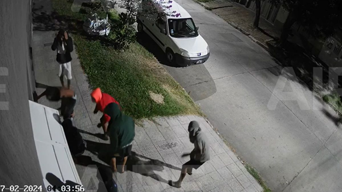 Captura del video de un robo piraña en el barrio María Selva
