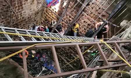 Las imágenes mostraban a paramédicos instalando cuerdas y escaleras para llegar a las personas atrapadas en el pozo. Las imágenes mostraban a paramédicos instalando cuerdas y escaleras para llegar a las personas atrapadas en el pozo.