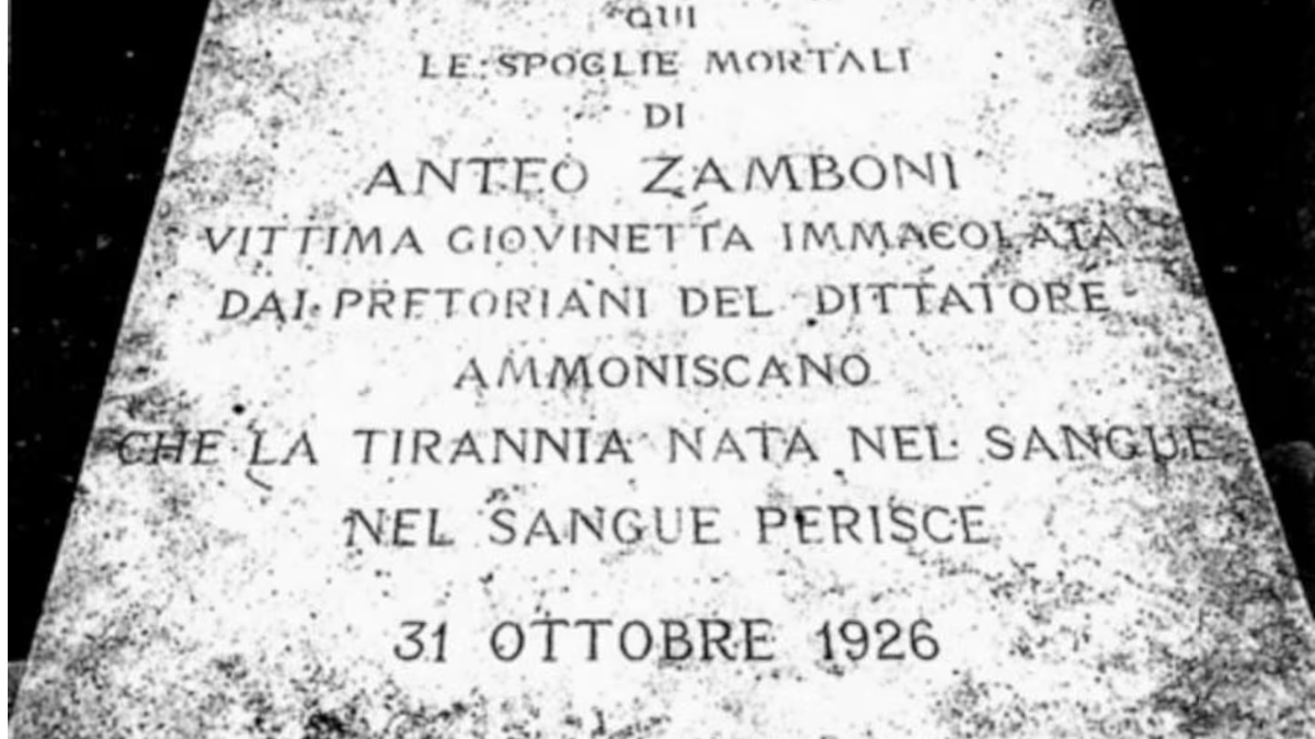 Lápida de Anteo Zamboni en el cementerio de la Cartuja de Bolonia, donde se lo recuerda como una “víctima inmaculada” y símbolo de la lucha contra la tiranía.  