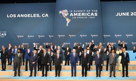 Alberto Fernández terminó este viernes su actividad oficial con la foto de familia de la IX Cumbre de las Américas, que agrupó a todos los mandatarios que participaron del encuentro multilateral. Alberto Fernández terminó este viernes su actividad oficial con la foto de familia de la IX Cumbre de las Américas, que agrupó a todos los mandatarios que participaron del encuentro multilateral.