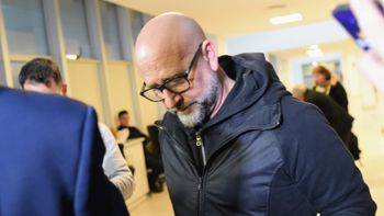 Patricio Serjal ingresa al Centro de Justicia Penal de Rosario para la primera audiencia del juicio en su contra, que se reanuda este martes.