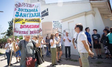 Antivacunas se manifestaron ante la visita de Carla Vizzotti en la provincia. Antivacunas se manifestaron ante la visita de Carla Vizzotti en la provincia.