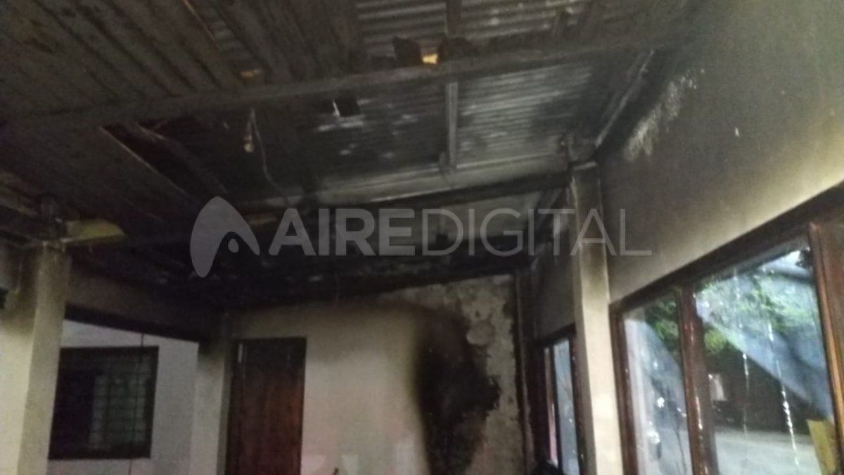 El cielorraso de machimbre se quemó por completo