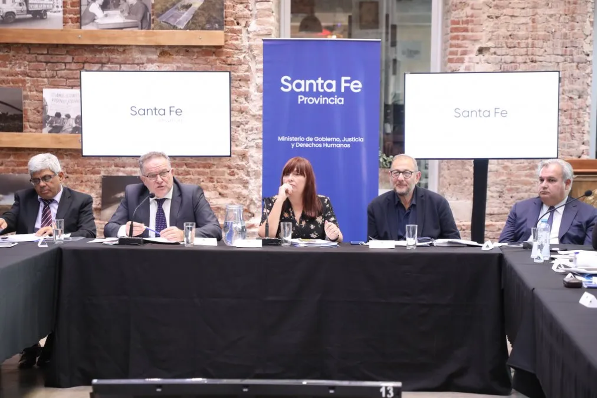 Este martes, en el Molino Fábrica Cultural, se llevó a cabo la segunda reunión de la Junta Provincial de Seguridad, bajo la gestión del gobernador Omar Perotti.