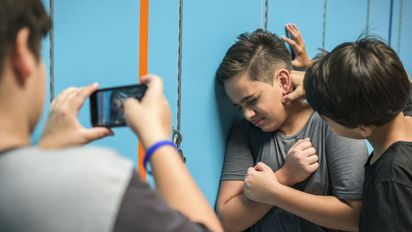 Qué es el happy slapping y cómo puede amplificar la violencia juvenil