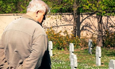 sus amigos dejaron de llamarlo, fue hasta el cementerio y una lapida le revelo el misterio sus amigos dejaron de llamarlo, fue hasta el cementerio y una lapida le revelo el misterio