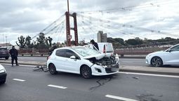 El accidente entre un Peugeot 308 y un patrullero provocó importantes demoras y largas filas en los accesos desde Boulevard, Alem y la Costanera.