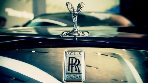 Rolls-Royce: por qué el símbolo de la marca esconde historias de amor, arte y guerra