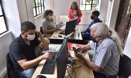 Este martes quedó habilitada una nueva oficina descentralizada para la emisión de las licencias de conducir. El jueves se sumará otro espacio en La Tablada, lo que totalizará 330 renovaciones diarias. Este martes quedó habilitada una nueva oficina descentralizada para la emisión de las licencias de conducir. El jueves se sumará otro espacio en La Tablada, lo que totalizará 330 renovaciones diarias.