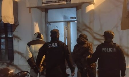 Un hombre de 30 años y una mujer de 45, detenidos por robar celulares con un arma de juguete. Un hombre de 30 años y una mujer de 45, detenidos por robar celulares con un arma de juguete.