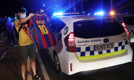 Los hinchas se agolparon en la sede catalana para pedir por la renuncia de su presidente, Bartomeu. Los hinchas se agolparon en la sede catalana para pedir por la renuncia de su presidente, Bartomeu.