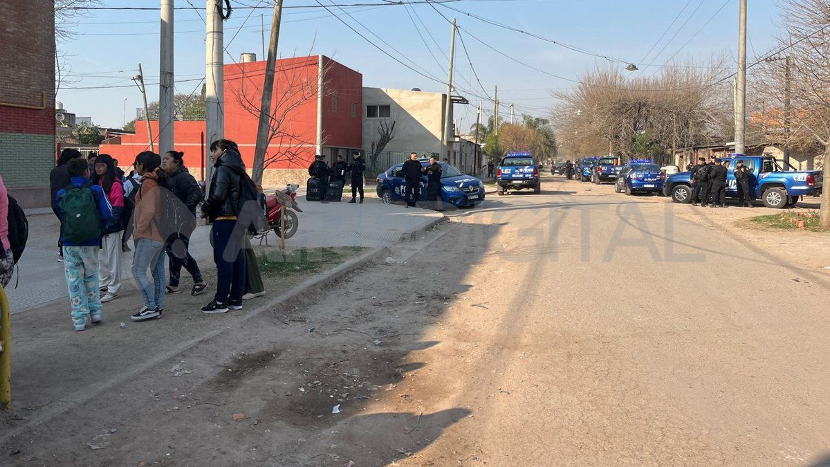 Padres de alumnos se concentraron este jueves por la mañana en la puerta de la escuela Zapata Gollán para denunciar los presuntos acosos de un docente de la institución.