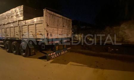 Personal policial y peritos trabajaron en el lugar para determinar la mecánica del accidente. Personal policial y peritos trabajaron en el lugar para determinar la mecánica del accidente.
