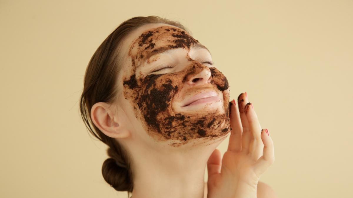 La combinación de café y clara de huevo actúa como un potente exfoliante natural para remover las impurezas del rostro. La combinación de café y clara de huevo actúa como un potente exfoliante natural para remover las impurezas del rostro.
