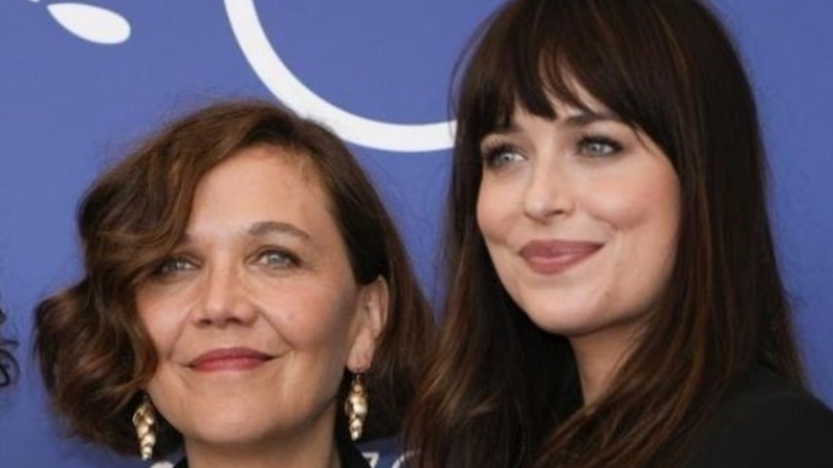 Dakota Johnson y la directora Maggie Gyllenhaal trabajaron juntas para recrear una versión alternativa de la vida de Marilyn Monroe. Dakota Johnson y la directora Maggie Gyllenhaal trabajaron juntas para recrear una versión alternativa de la vida de Marilyn Monroe.