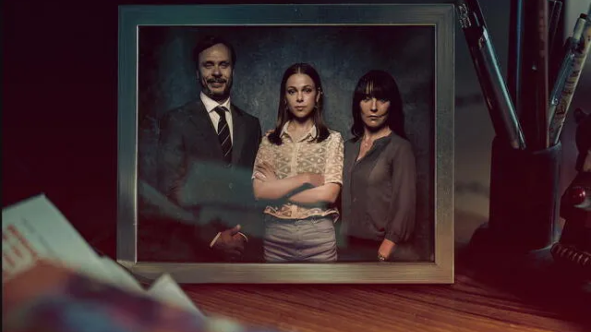 La familia Sandell se encuentra compuesta por Adam, un párroco; Ulrika, una abogada; y su hija de 19 años, Stella. La familia Sandell se encuentra compuesta por Adam, un párroco; Ulrika, una abogada; y su hija de 19 años, Stella.