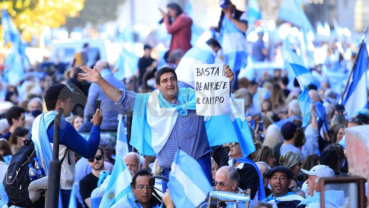 Ruralistas de distintas localidades llegaron este sábado en tractores hasta la Plaza de Mayo.