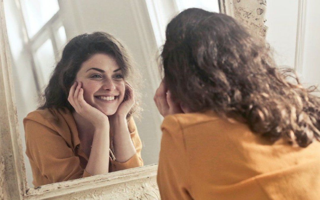 Signos zodiacales más vanidosos que no pueden dejar de verse al espejo