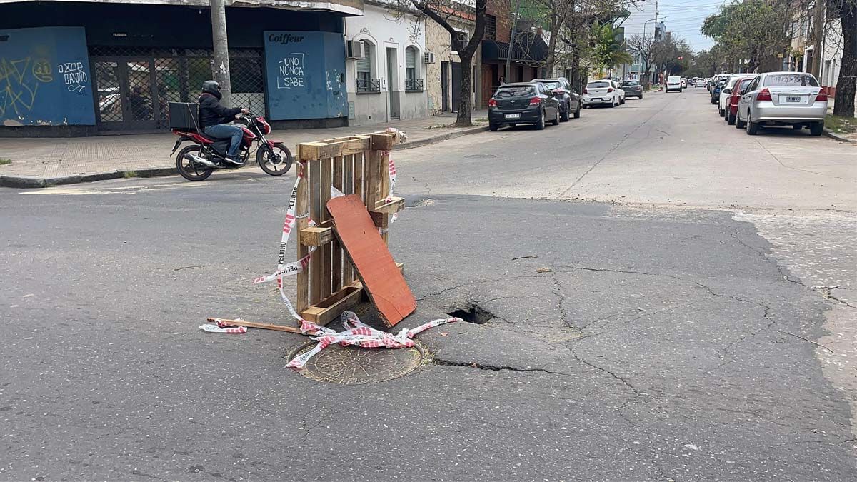 Un hundimiento en la intersección entre Pedro Vittori y Mariano Comas de Santa Fe genera preocupación entre los vecinos y en el tránsito de la zona