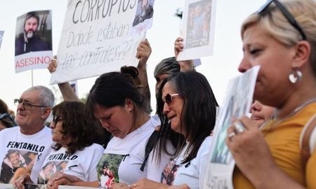 Con carteles que llevaban los rostros de las víctimas, los manifestantes exigieron avances en las investigaciones judiciales y denunciaron la falta de cumplimiento de la Ley de Asistencia a la Víctima. Con carteles que llevaban los rostros de las víctimas, los manifestantes exigieron avances en las investigaciones judiciales y denunciaron la falta de cumplimiento de la Ley de Asistencia a la Víctima.