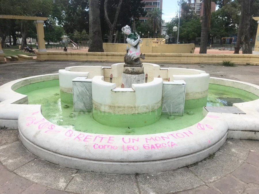 Dos jóvenes detenidas por realizar pintadas en plaza Constituyentes