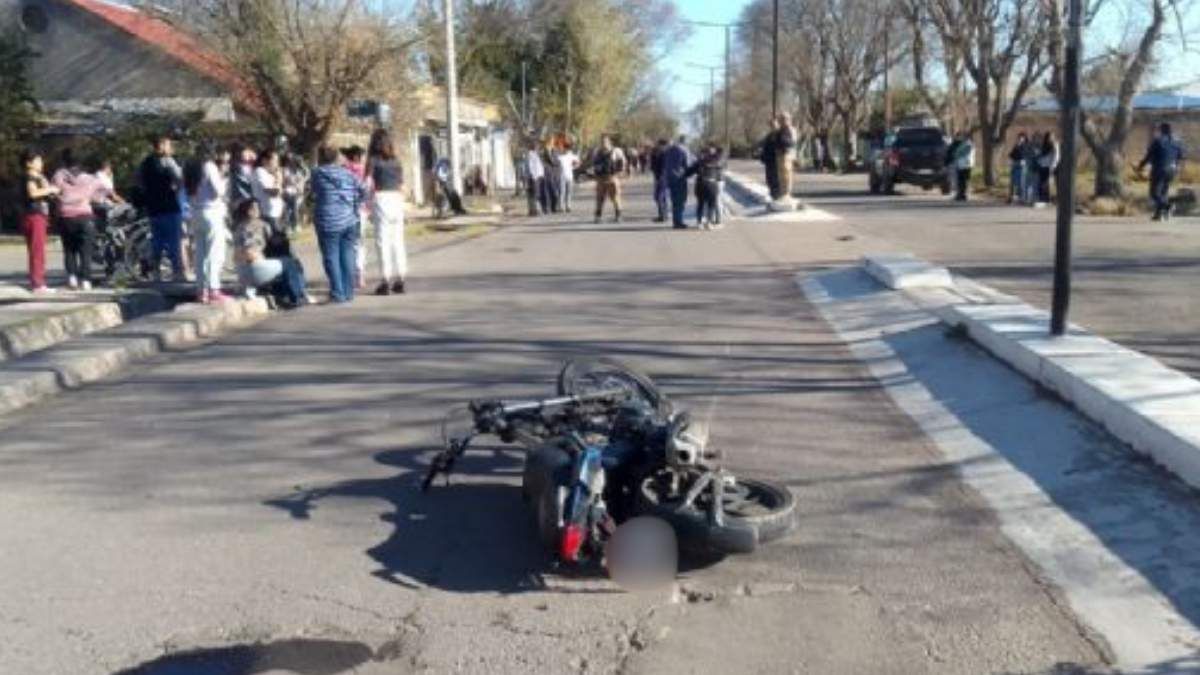 Un adolescente de 17 años murió en San Rafael tras perder el control de su moto mientras realizaba maniobras peligrosas.