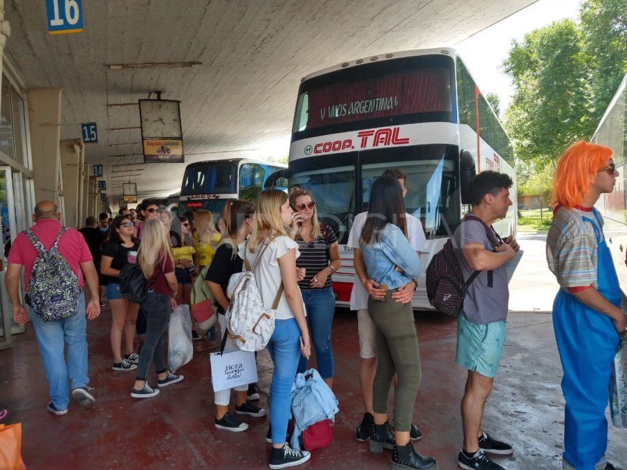 Larga espera de los santafesinos para viajar a la Fiesta de Disfraces
