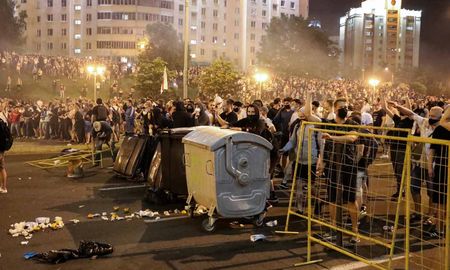 La policía de Bielorrusia reprime a los manifestantes tras conocerse los primeros resultados electorales. La policía de Bielorrusia reprime a los manifestantes tras conocerse los primeros resultados electorales.