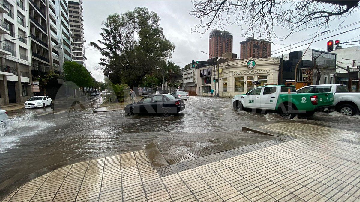 El agua provocó el anegamiento en varias calles de Santa Fe. El agua provocó el anegamiento en varias calles de Santa Fe.