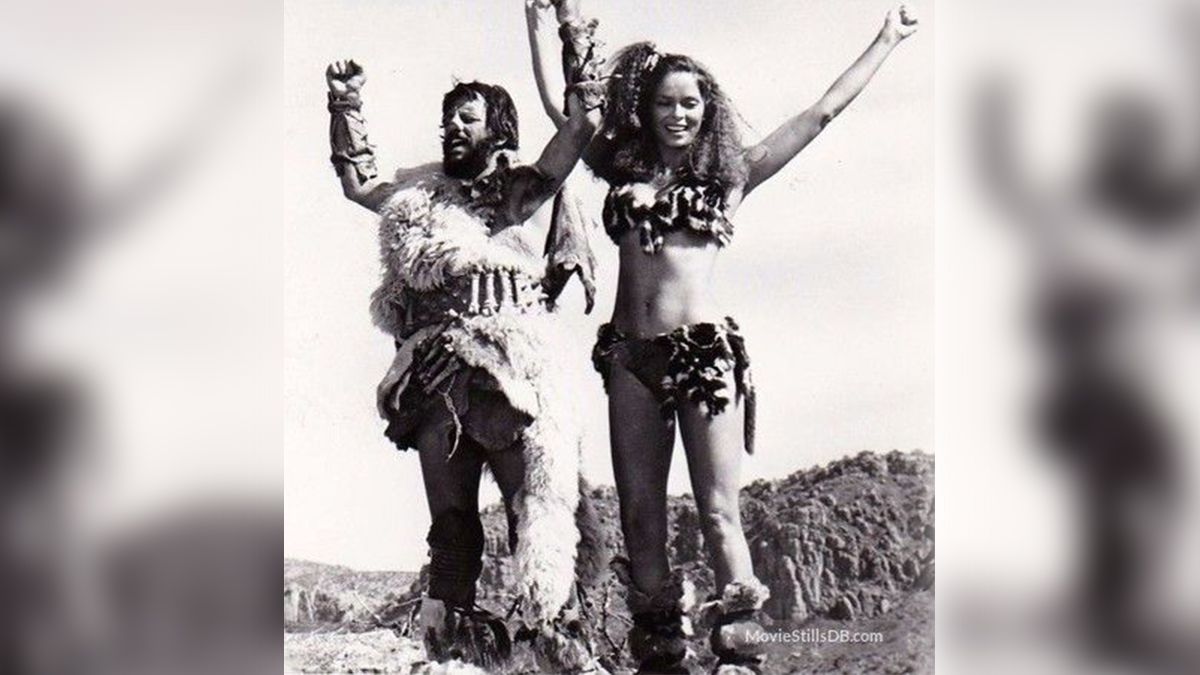 Ringo y Barbara ataviados como cavernícolas en la película de Peter Sellers