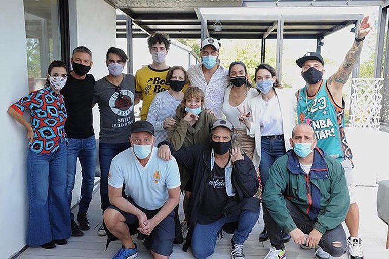 Adrián Suar y el elenco de La 1-5/18.