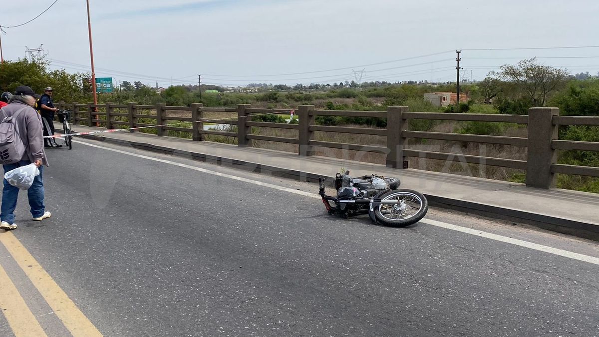 La moto quedó tirada hasta que los peritos de la AIC relevaron la zona donde ocurrió el siniestro.