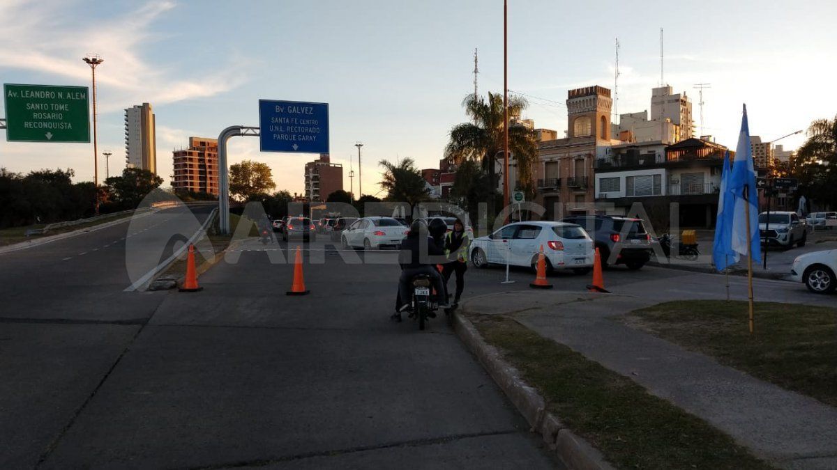 En la intersección donde finaliza Bulevar Gálvez y comienza Avenida 7 Jefes los vehículos formaron un embotellamiento.&nbsp;