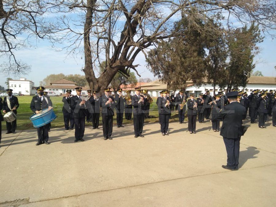 El ministro de Seguridad hizo mención a dos “simbolismos”: primero que el acto por el aniversario de la policía se realice en el lugar donde se forman los uniformados (Isep), y segundo, que haya asistido el fiscal general de la provincia, Jorge Baclini.