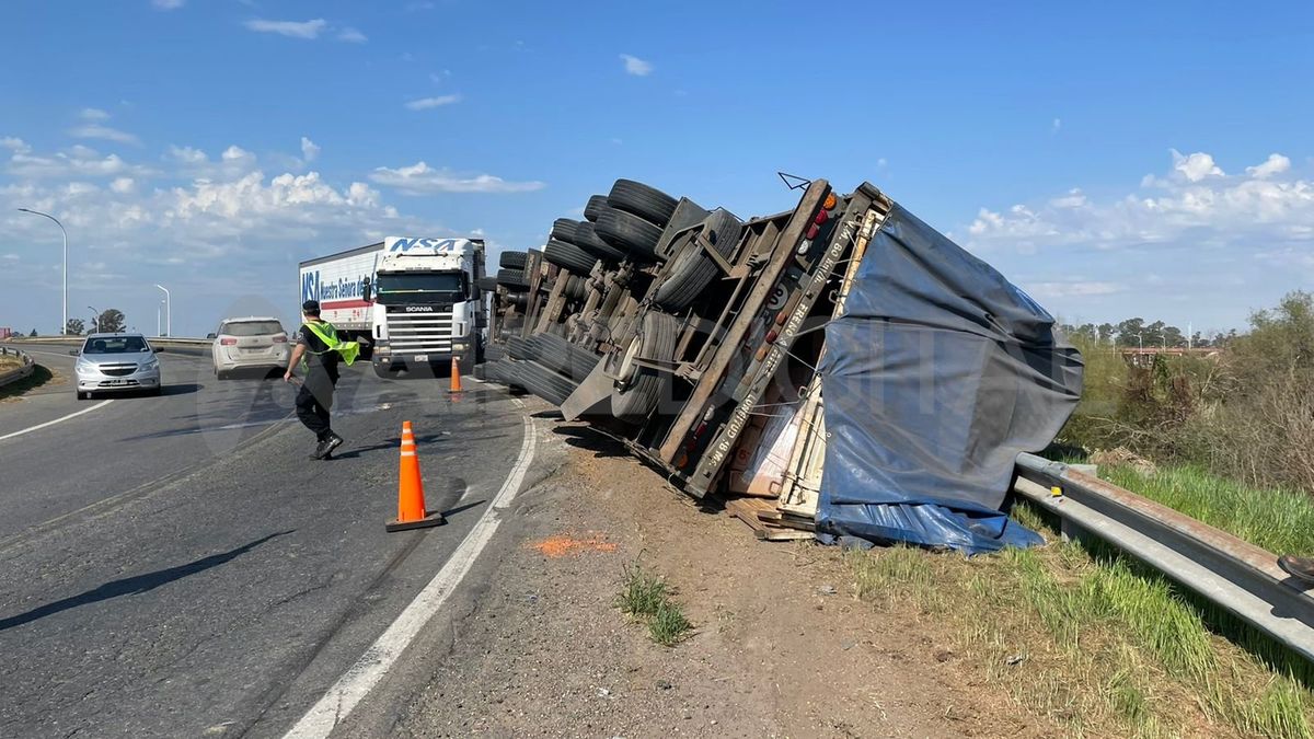 Volcó un camión en el rulo de acceso a la Autovía N° 19