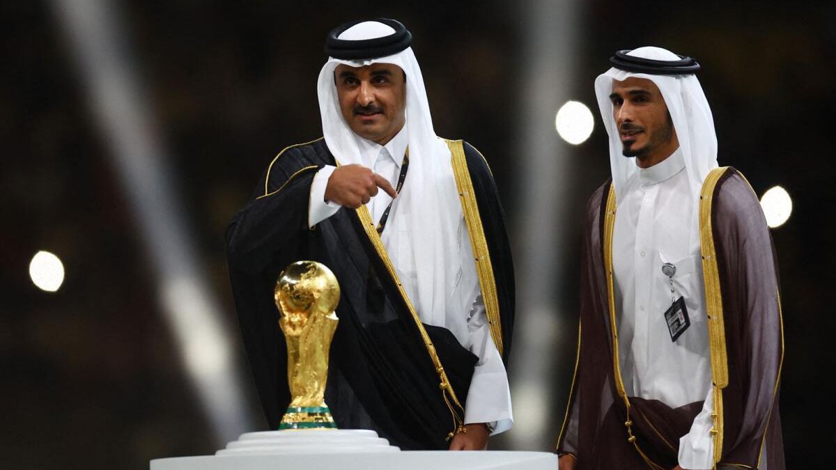 Un bisht es una capa tradicional de hombre popular en el mundo árabe que se usa en general desde hace miles de años.