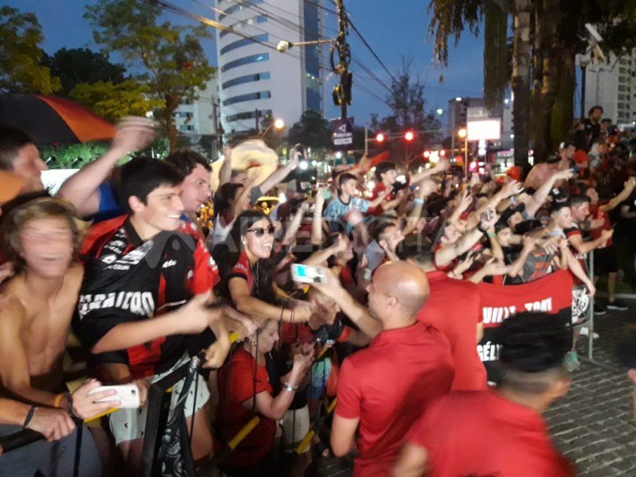 Durante el banderazo de los hinchas de Col&oacute;n en el hotel