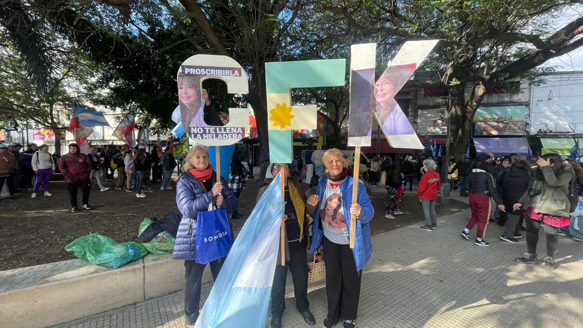 La caravana, compuesta por entidades gremiales y sindicales, organizaciones sociales y de derechos humanos y diferentes corrientes del peronismo santafesino, arrancó pasadas las 14 desde la Plaza del Soldado. La caravana, compuesta por entidades gremiales y sindicales, organizaciones sociales y de derechos humanos y diferentes corrientes del peronismo santafesino, arrancó pasadas las 14 desde la Plaza del Soldado.
