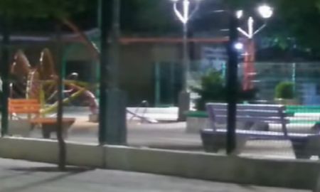 Video: aseguran haber captado el fantasma de un niño jugando en una plaza en plena noche Video: aseguran haber captado el fantasma de un niño jugando en una plaza en plena noche