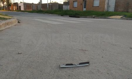 Por el choque una carcasa de uno de los vehículos quedó tirada en la calle. Por el choque una carcasa de uno de los vehículos quedó tirada en la calle.