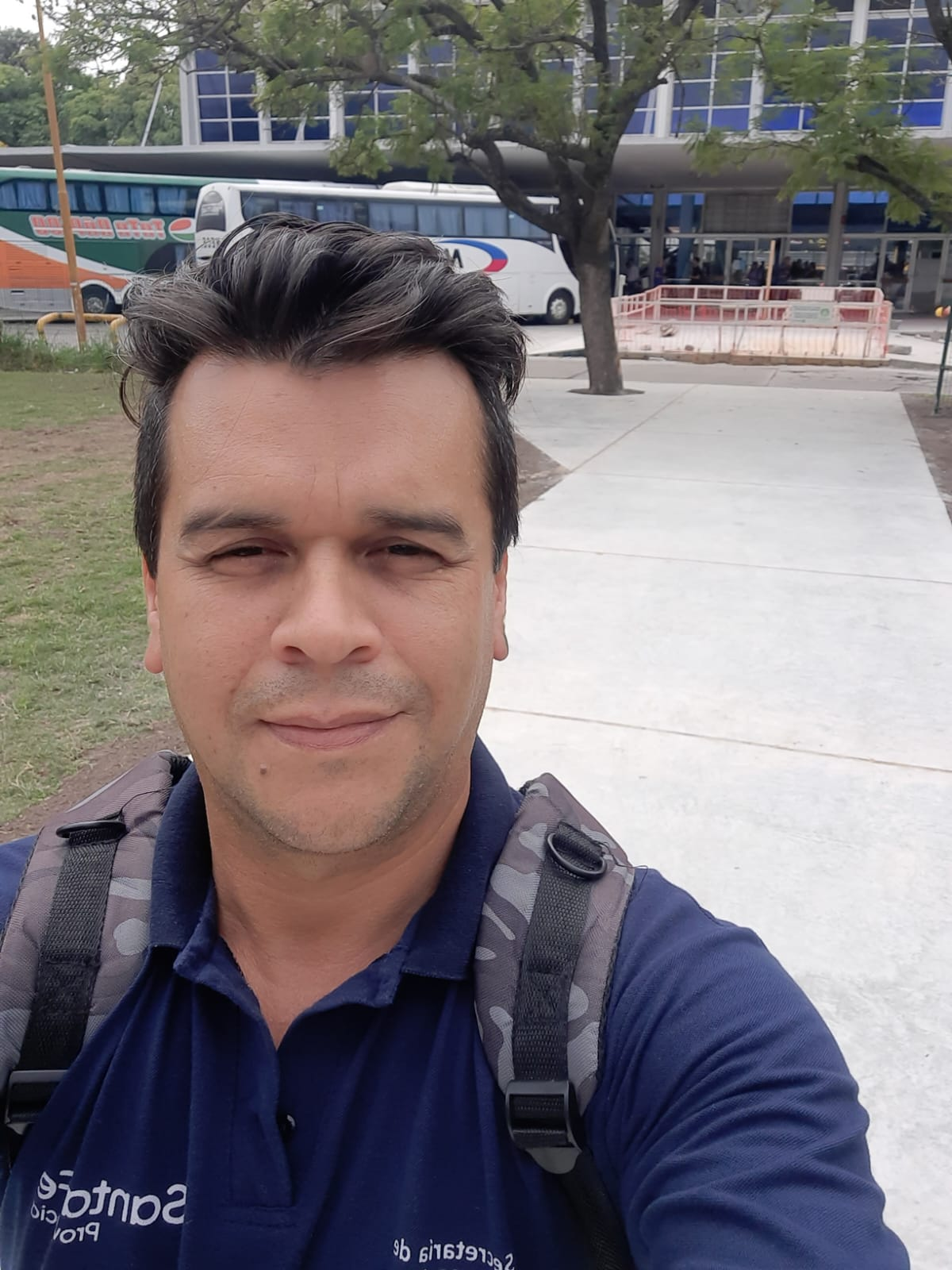 Hernán Suárez en su actual trabajo controlando colectivos. Hernán Suárez en su actual trabajo controlando colectivos.