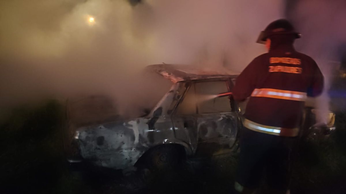 Los bomberos socaron el fuego sobre el Peugeot 505.
