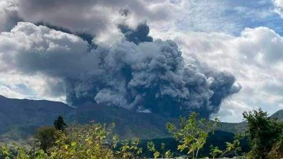 Volcán Monte Aso en Japón entra en erupción y genera enorme columna de humo