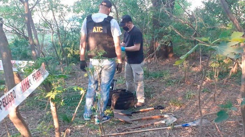 La víctima estaba enterrada junto y muy próximo había un altar de San La Muerte.